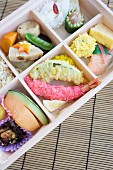 Bento Box mit Fisch, Tempura, Gemüse etc. (Japan)