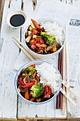 Gemüse mit Reis und Soajsauce (Asien)
