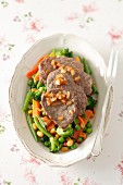 Beef on vegetables with peanuts and onions