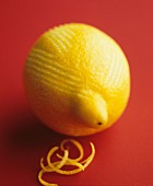 Eine Zitrone mit abgerissenen Zesten