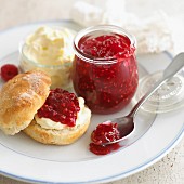 Scones with clotted cream and raspberry marmalade (England)