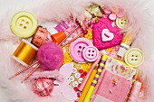 Romantisches Stillleben in Rosa und Pink mit Accessoires zum Nähen, Stricken, Basteln