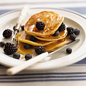 Pancakes with blackberries, blueberries and maple syrup (USA)