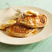 Pancakes mit Bananen und Ahornsirup (USA)