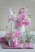Erdbeerjoghurt im Glas dekoriert mit Wicken- & Kerbelblüten