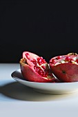 Halbierter Granatapfel in einer Schale