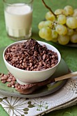 Crisped rice with chocolate, grapes and milk