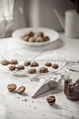 Espresso-Walnuss-Cookies werden mit Nussnougatcreme gefüllt
