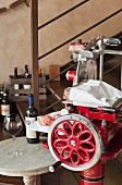 Schneidemaschine für Prosciutto in einem Weinladen