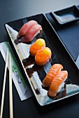 Sushiplatte mit Nigiri und Maki