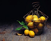 Zitronen im Drahtkorb