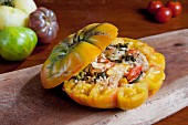 Gelbe Heirloom-Tomate gefüllt mit Reis, Kürbis, Brokkoli & Parmesan
