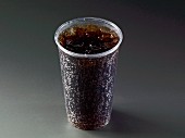 Cola mit Eiswürfeln im Plastikbecher