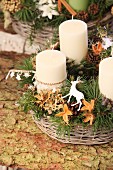Rustikales Adventsgesteck mit vier Kerzen im Weidenkorb