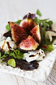 Lettuce with fresh figs, goat's cheese and balsamic dressing