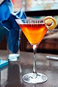 Cocktail mit Gin, Wermut und Aperol