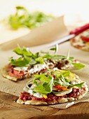 Pizza mit Mozzarella und Rucola