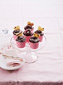 Red Velvet Cupcakes mit Schokoladencreme und Herzdekoration