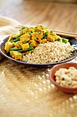 Curry mit Tempeh, Bohnen & Reis
