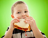 Junge isst ein grosses Sandwich