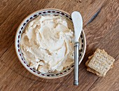Houmous dip and crackers