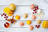 Butterscotch-, Mango- und Himbeertorteletts mit Zutaten