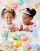 Kleine Prinzessinen bei der Geburtstagsparty
