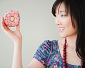 Koreanische Frau mit Doughnut