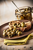 Grüne Oliven und Brot