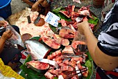 Frischer Thunfisch auf einem Markt in Thailand