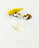 Roquefort mit Birne & Walnuss auf Teller mit Glas Weißwein