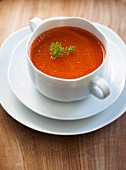 Tomatensuppe in weisser Suppenschale