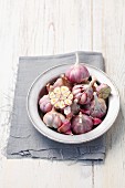 Fresh bulbs of garlic in a bowl