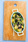 Kartoffelsalat mit grünen Bohnen, Oliven und Vinaigrette
