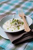 Yoghurt with grated radish and spring onions
