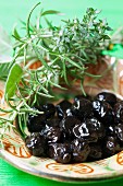 Marinierte schwarze Oliven mit Rosmarin und Thymian
