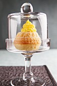 Minigugelhupf mit Vanillecreme unter Glashaube