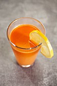 Cocktail aus frischen Gemüse- und Fruchtsäften (Karotten, Orangen, Zitronen und Rote Bete)