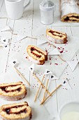 Biskuitroulade mit Marmelade und Happy-Stickern