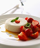 caramel panna cotta with strawberries