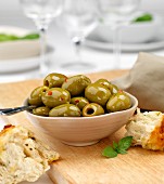 Marinierte grüne Oliven mit Weißbrot
