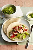 Tacos mit Lachs und Gemüsefüllung