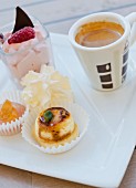 Kaffee mit Dessertauswahl auf Porzellanteller