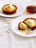 Mini cheesecakes with cream and maple syrup