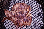 T-Bone-Steak auf Grillrost