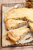 Pfannkuchen-Torte mit Champignons und Käse