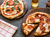 Kleine Pizza Margherita und Salamipizza