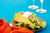 Taco mit gefüllt mit Lachs & Salat