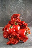 Frische und getrocknete Tomaten