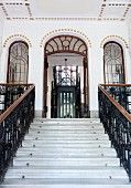 Prunkvoller Treppenaufgang mit Art- Deco-Elementen in neoklassizistischem, 1896 in Wien erbautem Wohngebäude